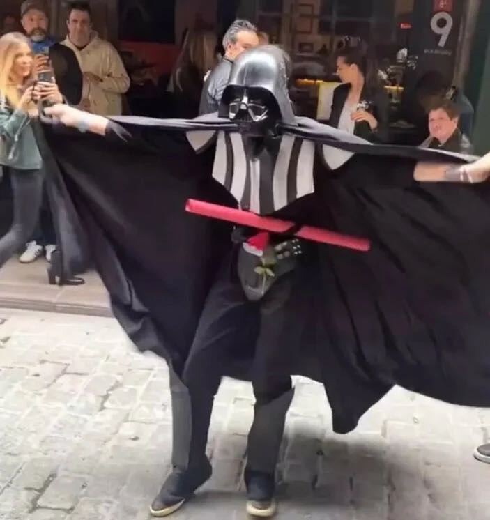 birce akalay arkadasi icin darth vader kostumu giydi